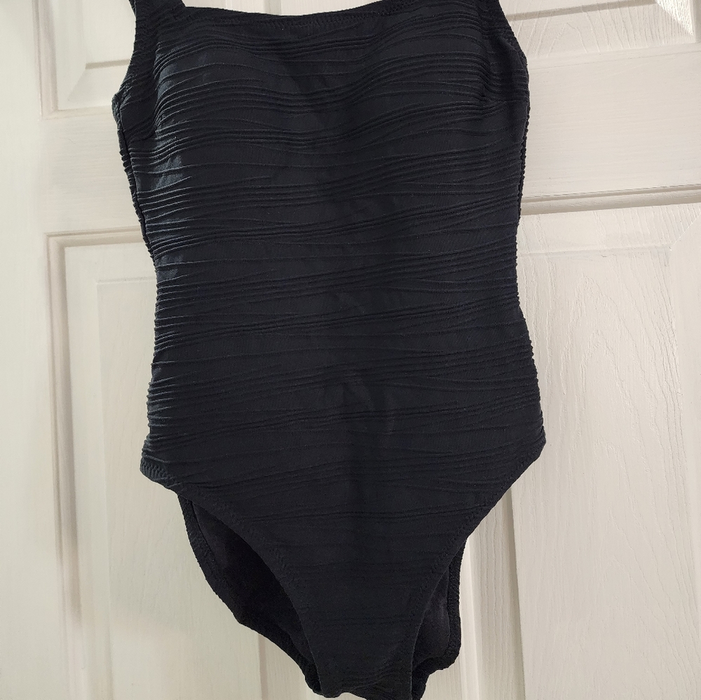 Woman's one piece swimsuit in black. Size xs